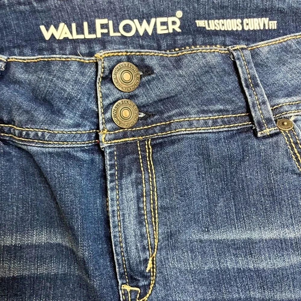 Wallflower Size 15 Juniors The Luscious Curvy Fit 35” waist PRELOVED
